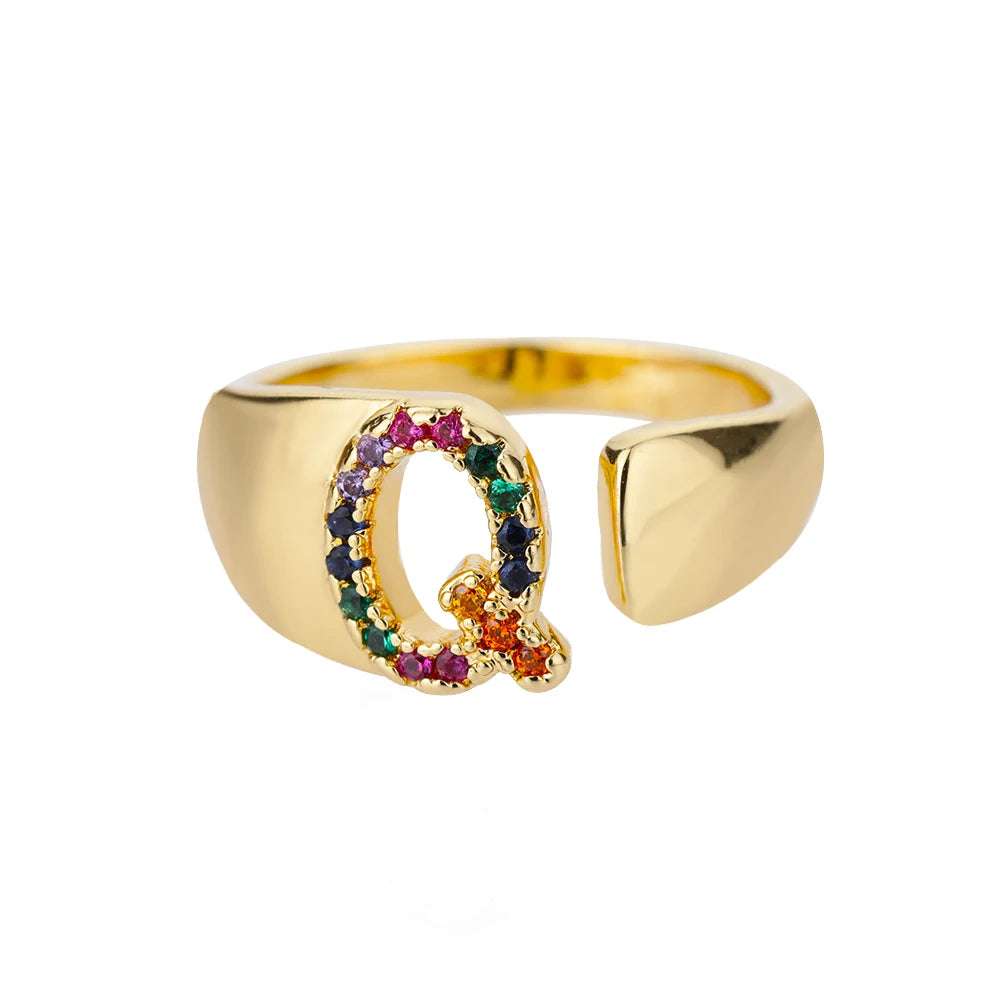 Anillos de letras con circonita arcoíris