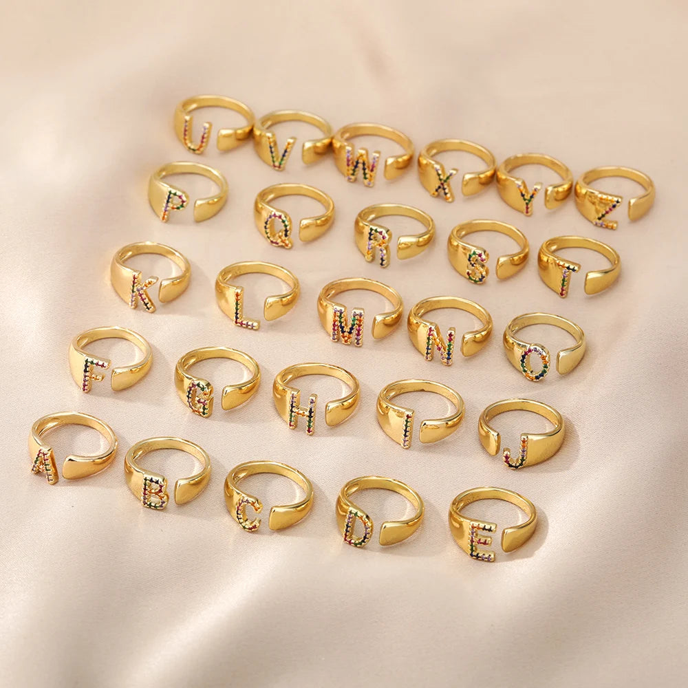 Anillos de letras con circonita arcoíris