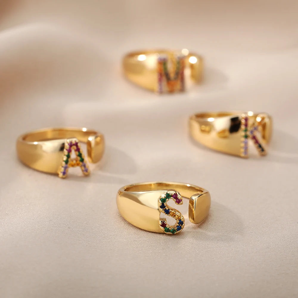 Anillos de letras con circonita arcoíris