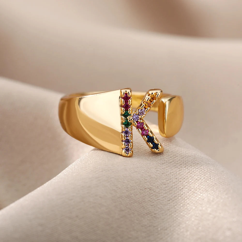 Anillos de letras con circonita arcoíris