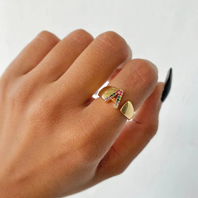 Anillos de letras con circonita arcoíris