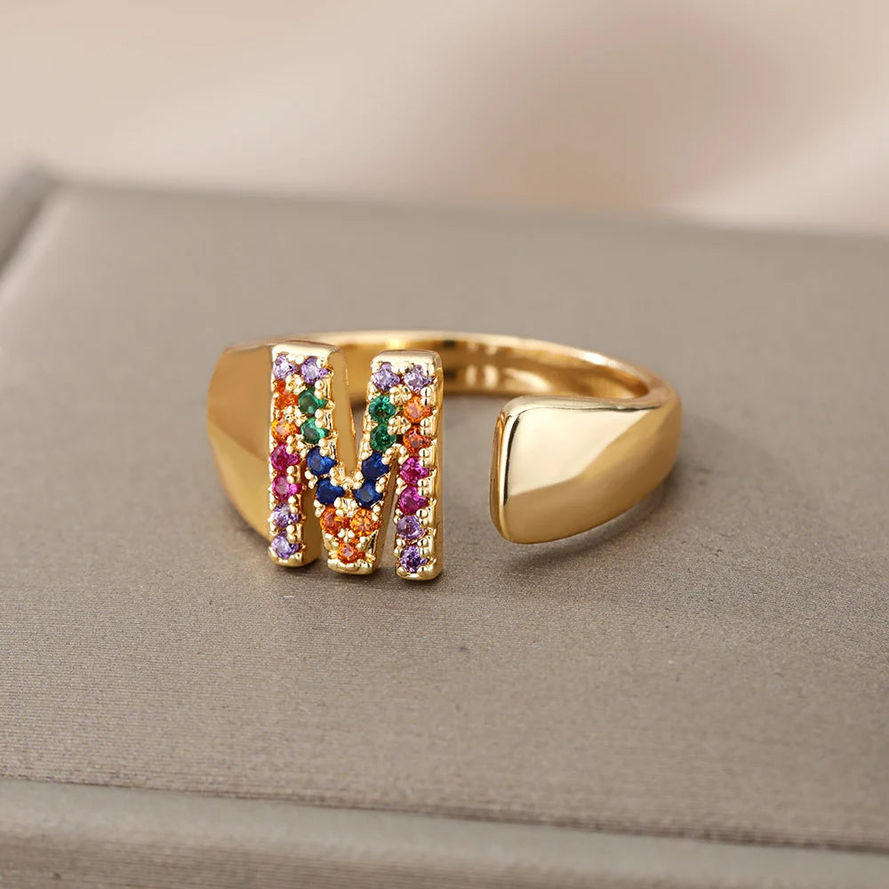Anillos de letras con circonita arcoíris