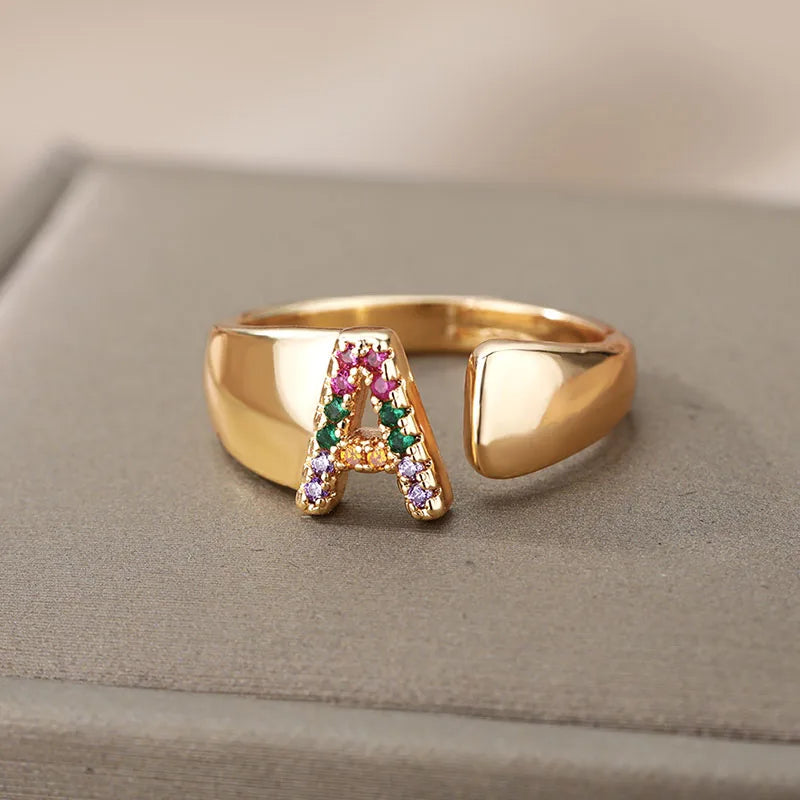 Anillos de letras con circonita arcoíris